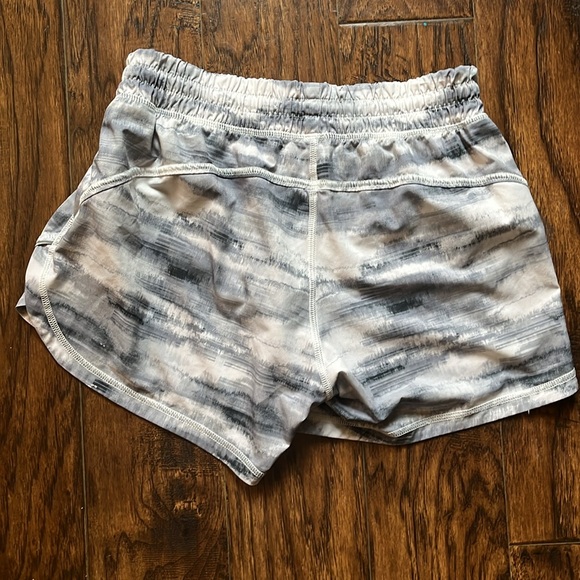 Athleta Racer Run Tie Dye shorts, size XS - Picture 7 of 10